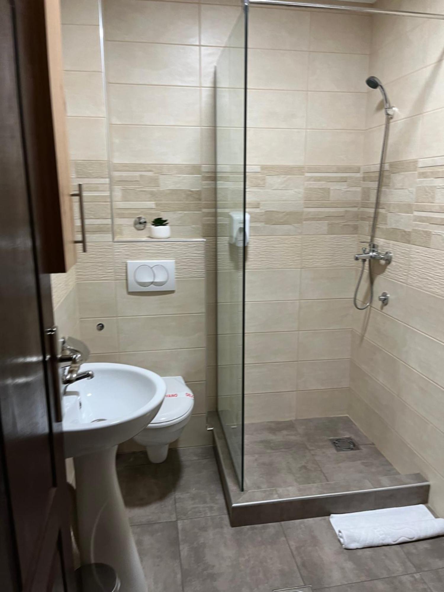 Airport Sky Apartments Lux Belgrado Exterior foto